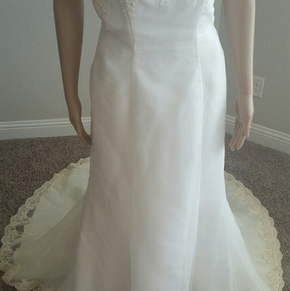 Wedding gown ivory size 6 with tiara NWT - Picture 4 of 8